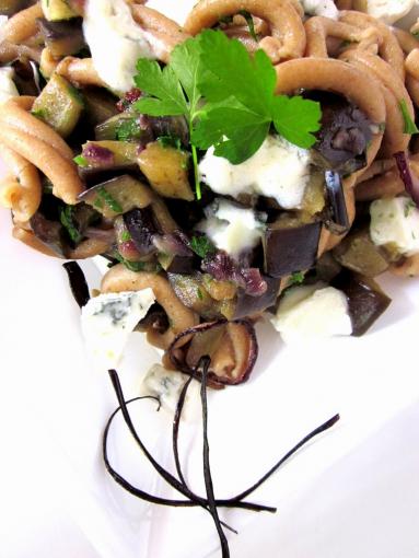 Zdjęcie - Makaron casarecce z bakłażanem i gorgonzolą - Przepisy kulinarne ze zdjęciami