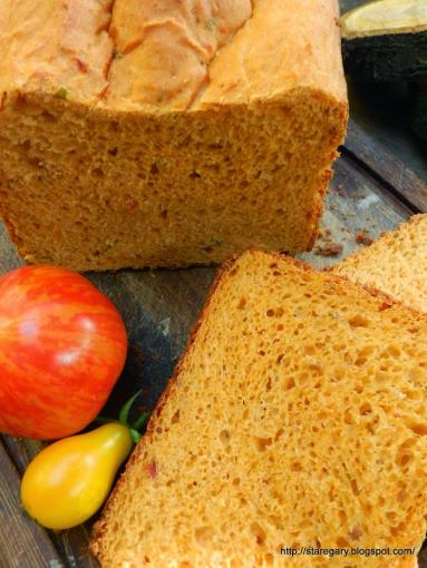 Zdjęcie - Chleb pomidorowy drożdżowy z maszyny do chleba - Przepisy kulinarne ze zdjęciami
