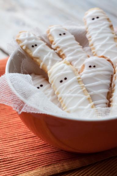 Zdjęcie - Mumie- ciasteczka na Halloween - Przepisy kulinarne ze zdjęciami