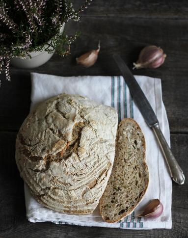 Zdjęcie - Chleb czosnkowy na zakwasie - Przepisy kulinarne ze zdjęciami