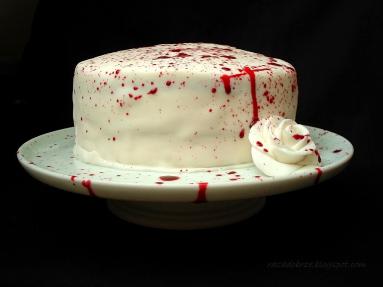 Zdjęcie - Krwawy tort na Halloween - dla dzieci i nie tylko - Przepisy kulinarne ze zdjęciami