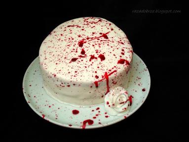 Zdjęcie - Krwawy tort na Halloween - dla dzieci i nie tylko - Przepisy kulinarne ze zdjęciami