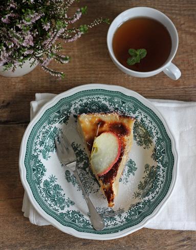 Zdjęcie - Szarlotka z gruszkami i kremem z wanilią - Przepisy kulinarne ze zdjęciami