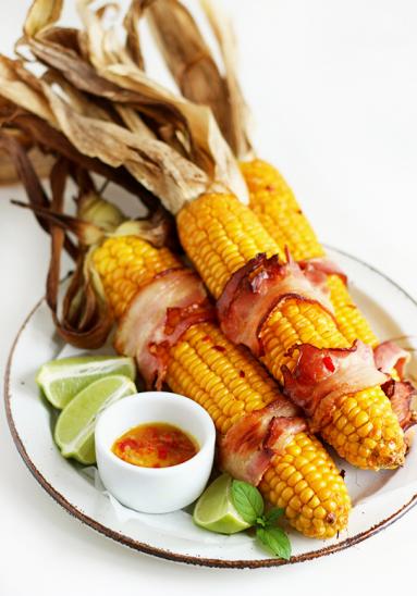 Zdjęcie - Pieczona kukurydza w boczku z czosnkowym masłem z chilli - Przepisy kulinarne ze zdjęciami