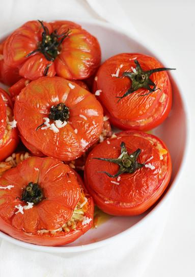 Zdjęcie - Wtorek z kaszą #20: Pieczone pomidory z pęczakiem i kozim serem - Przepisy kulinarne ze zdjęciami
