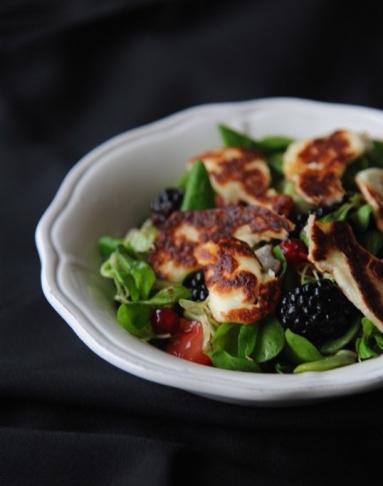 Zdjęcie - Letnia sałatka z serem halloumi - Przepisy kulinarne ze zdjęciami
