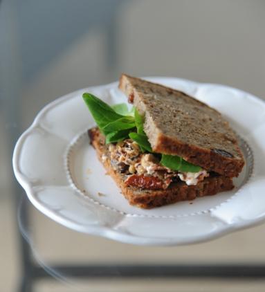 Zdjęcie - Śniadanie do łóżka #140: Kanapka z pastą z bakłażana - Przepisy kulinarne ze zdjęciami