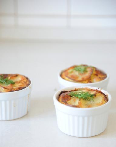 Zdjęcie - Mini zapiekanki z młodych ziemniaków i kopru włoskiego - Przepisy kulinarne ze zdjęciami