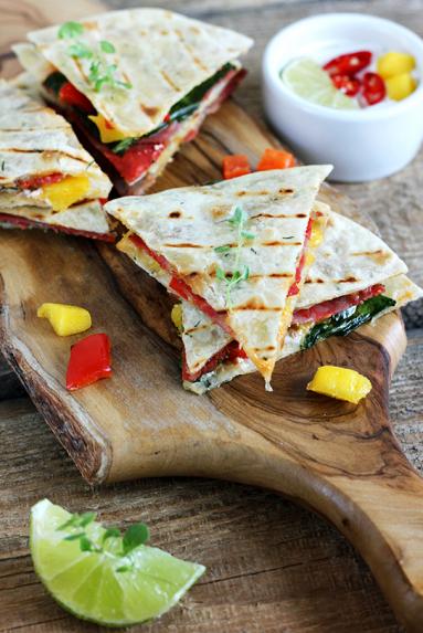 Zdjęcie - Quesadillas z chorizo, mango i papryką - Przepisy kulinarne ze zdjęciami