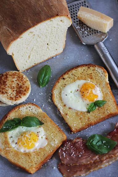 Zdjęcie - Śniadanie do łóżka #121: Tosty z jajkiem i parmezanem - Przepisy kulinarne ze zdjęciami