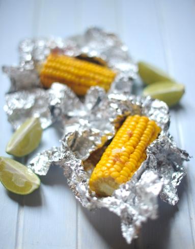Zdjęcie - Pieczona kukurydza z wędzonym czosnkiem i limonką - Przepisy kulinarne ze zdjęciami