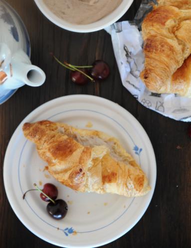 Zdjęcie - Śniadanie do łóżka #106: Croissant z kremem migdałowo-bananowym - Przepisy kulinarne ze zdjęciami