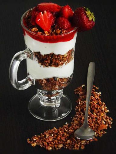 Zdjęcie - Śniadanie do łóżka #105: Jogurt z truskawkową granolą - Przepisy kulinarne ze zdjęciami