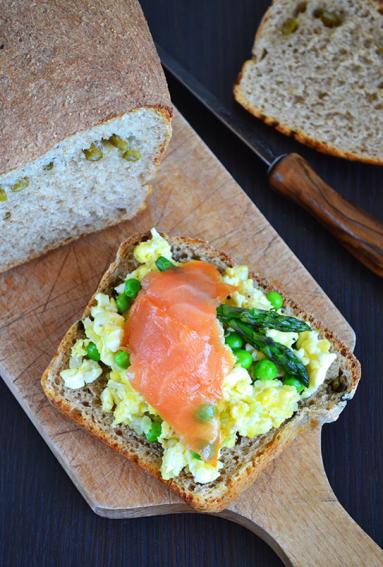 Zdjęcie - Śniadanie do łóżka #101: Jajecznica ze szparagami i wędzonym łososiem - Przepisy kulinarne ze zdjęciami