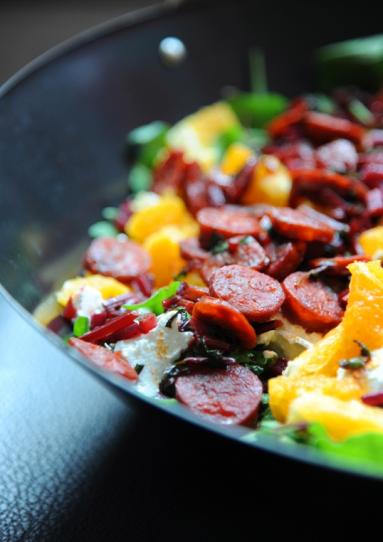 Zdjęcie - Sałatka z botwinką, pomarańczą i chorizo - Przepisy kulinarne ze zdjęciami