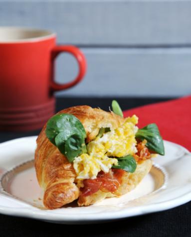 Zdjęcie - Śniadanie do łóżka #86: Croissant z jajecznicą - Przepisy kulinarne ze zdjęciami