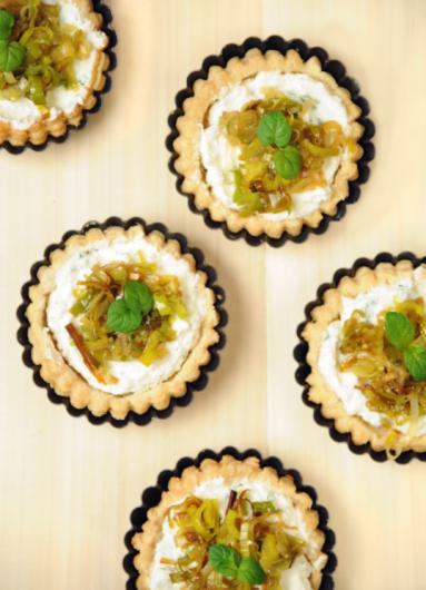 Zdjęcie - Tydzień z 5 składnikami #2: Tartaletki z ricottą i karmelizowanym porem - Przepisy kulinarne ze zdjęciami