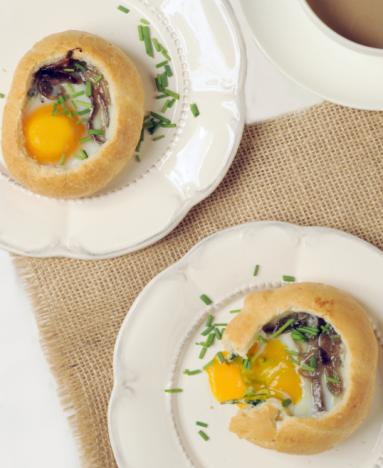 Zdjęcie - Śniadanie do łóżka #84: Jajko w bułce - Przepisy kulinarne ze zdjęciami