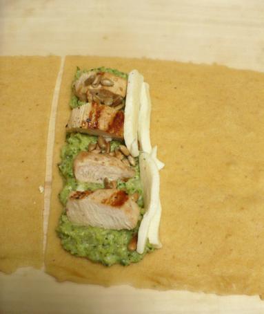 Zdjęcie - Roladki makaronowe z kurczakiem, brokułem i gorgonzolą - Przepisy kulinarne ze zdjęciami