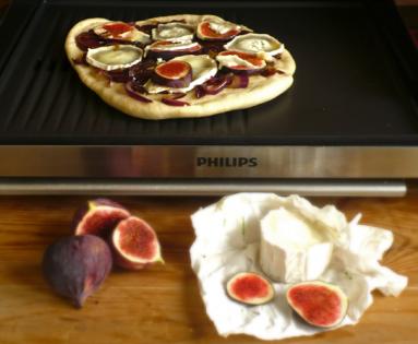 Zdjęcie - Grillowana pizza z figami i kozim serem - Przepisy kulinarne ze zdjęciami