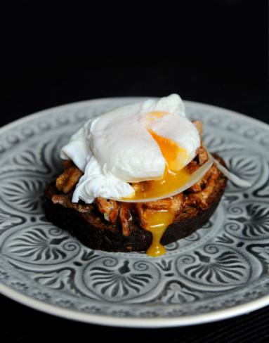 Zdjęcie - Śniadanie do łóżka #69: Tosty z kurkami w śmietanie i jajkiem w koszulce - Przepisy kulinarne ze zdjęciami