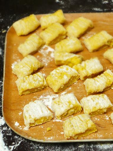 Zdjęcie - Dyniowe gnocchi z masłem szałwiowym i kurkami - Przepisy kulinarne ze zdjęciami