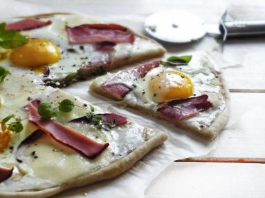 Zdjęcie - Śniadanie do łóżka #64: Śniadaniowa pizza - Przepisy kulinarne ze zdjęciami