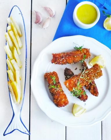 Zdjęcie - Paluszki rybne z czosnkowym majonezem aioli - Przepisy kulinarne ze zdjęciami