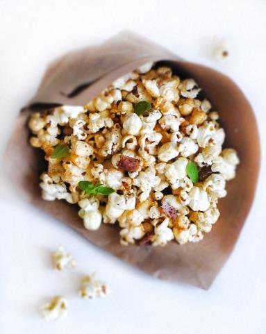 Zdjęcie - Jak zrobić pikantny domowy popcorn? - Przepisy kulinarne ze zdjęciami