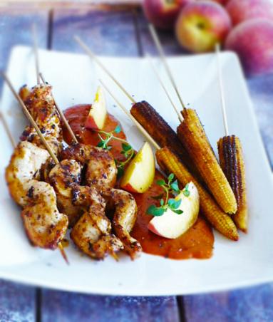 Zdjęcie - Szaszłyki z kurczaka i kukurydzy z brzoskwiniowym sosem BBQ - Przepisy kulinarne ze zdjęciami