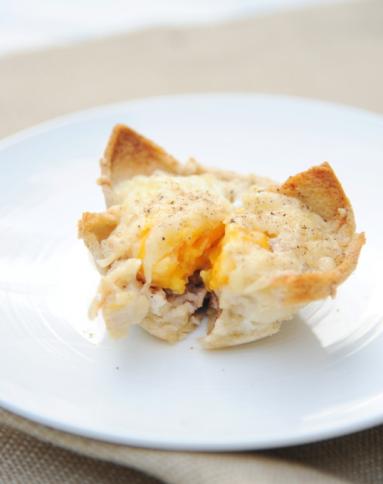 Zdjęcie - Śniadanie do łóżka #56: Tostowe muffinki z jajkiem i kurkami - Przepisy kulinarne ze zdjęciami
