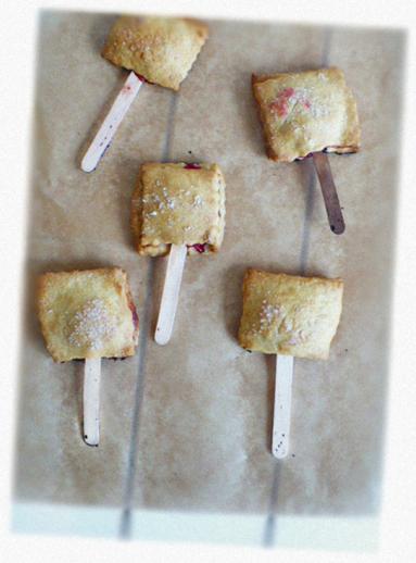 Zdjęcie - Słodka sobota #62: Pop tarts - tarty porzeczkowe na patyku - Przepisy kulinarne ze zdjęciami