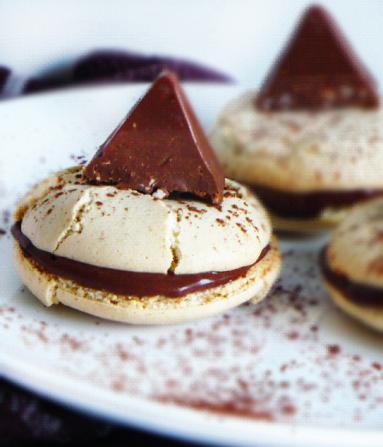 Zdjęcie - Słodka sobota #60: Makaroniki z czekoladowym musem z Toblerone - Przepisy kulinarne ze zdjęciami
