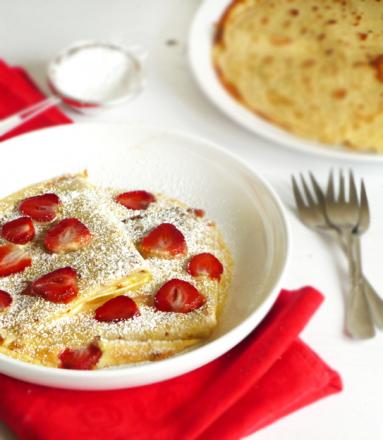 Zdjęcie - Śniadanie do łóżka #53: Zapiekane naleśniki z truskawkami i koglem-moglem - Przepisy kulinarne ze zdjęciami