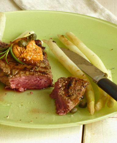 Zdjęcie - Stek z rostbefu z masłem z suszonych pomidorów na szparagach - Przepisy kulinarne ze zdjęciami