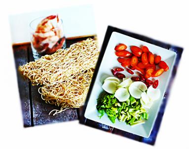 Zdjęcie - Pikantne noodle z krewetkami - Przepisy kulinarne ze zdjęciami