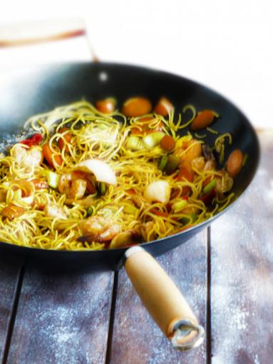 Zdjęcie - Pikantne noodle z krewetkami - Przepisy kulinarne ze zdjęciami