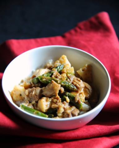 Zdjęcie - Tydzień z kurczakiem #2: Curry z kurczakiem, kalafiorem i szparagami - Przepisy kulinarne ze zdjęciami
