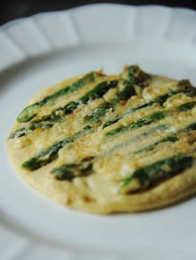 Zdjęcie - Śniadanie do łóżka #48: Omlet z fetą i szparagami - Przepisy kulinarne ze zdjęciami