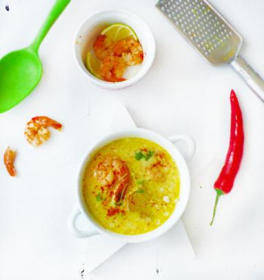 Zdjęcie - Szybka zupa kokosowa z krewetkami i masłem orzechowym - Przepisy kulinarne ze zdjęciami