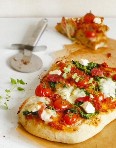 Zdjęcie - Pizza ze szpinakiem, szynką i pesto rosso - Przepisy kulinarne ze zdjęciami