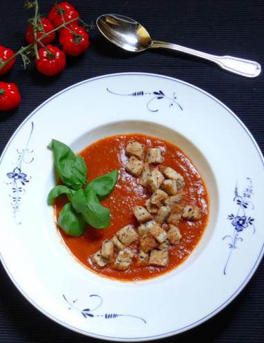 Zdjęcie - Ostry krem z pomidorów z czosnkowymi grzankami - Przepisy kulinarne ze zdjęciami