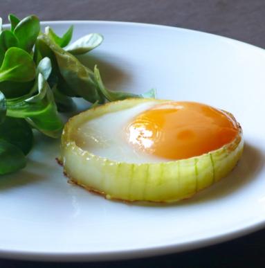 Zdjęcie - Śniadanie do łóżka #40: Jajko sadzone w cebuli - Przepisy kulinarne ze zdjęciami