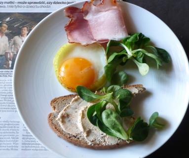 Zdjęcie - Śniadanie do łóżka #40: Jajko sadzone w cebuli - Przepisy kulinarne ze zdjęciami