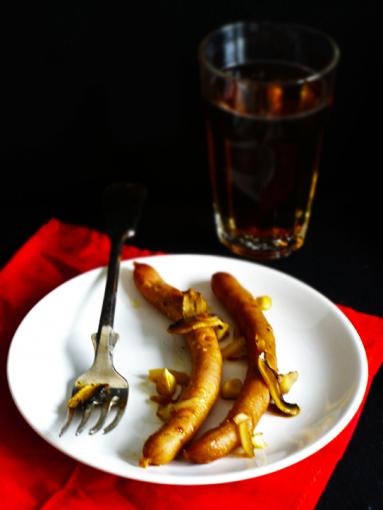 Zdjęcie - Białe kiełbaski pieczone w piwie - Przepisy kulinarne ze zdjęciami