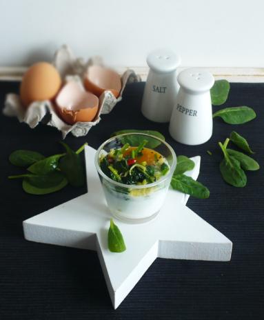 Zdjęcie - Śniadanie do łóżka #37: Jajka po wiedeńsku ze szpinakiem - Przepisy kulinarne ze zdjęciami