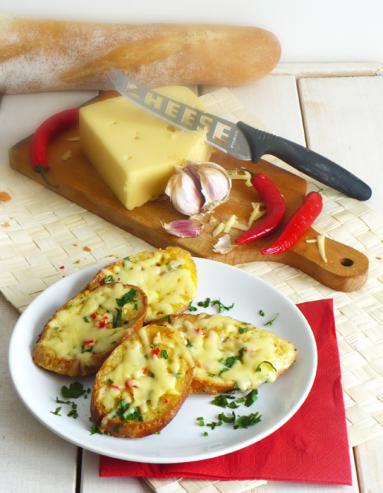 Zdjęcie - Śniadanie do łóżka #35: Czosnkowe tosty francuskie z serem i papryczką chilli - Przepisy kulinarne ze zdjęciami