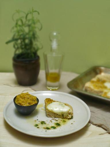 Zdjęcie - Focaccia z rozmarynem, mozzarellą i pesto z grillowanej papryki - Przepisy kulinarne ze zdjęciami