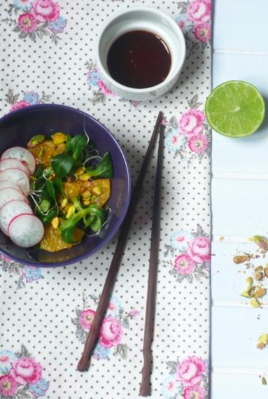 Zdjęcie - Lekka sałatka z orientalnym dressingiem - Przepisy kulinarne ze zdjęciami