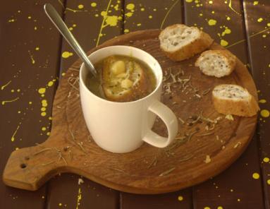 Zdjęcie - Gorący kubek: Zupa cebulowa z serową grzanką - Przepisy kulinarne ze zdjęciami